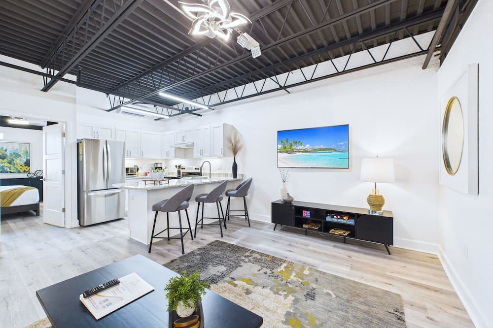 Modern Loft Near Port Beach Dining -unit 201