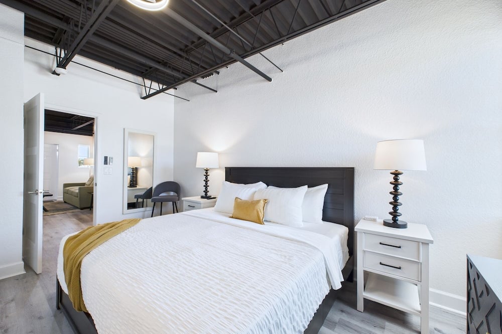 Modern Loft Near Port Beach Dining -unit 201