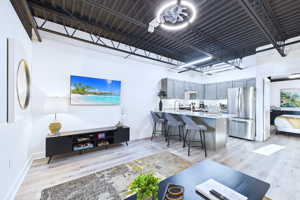 Stylish Loft Minutes From Beach Port - Unit 204