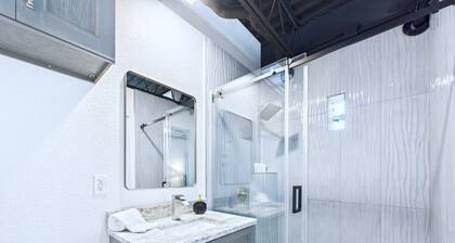 Stylish Loft Minutes From Beach Port - Unit 204