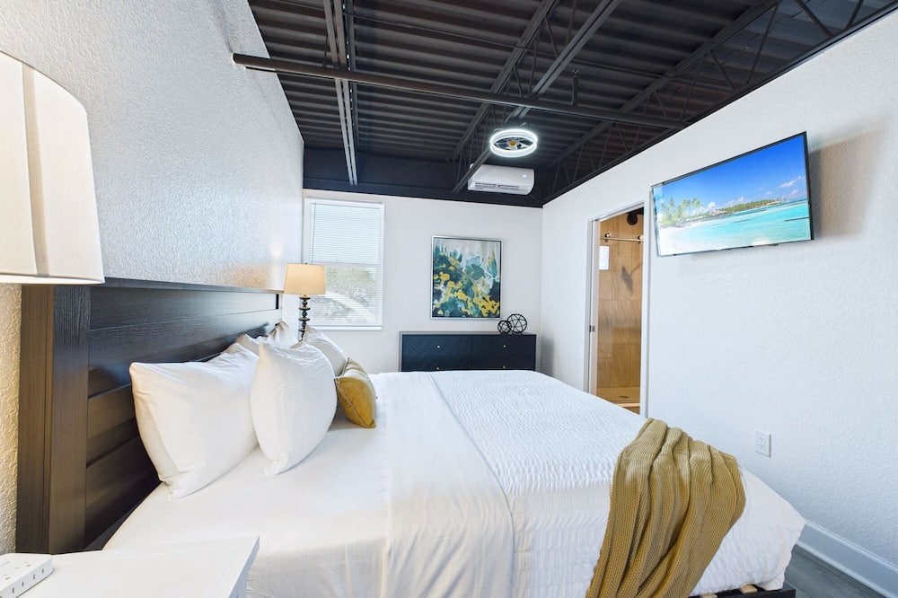 Loft Getaway Near Port Beach -unit 203