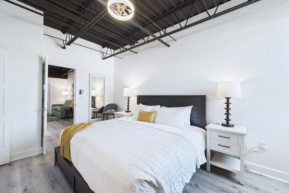 Sleek Coastal Loft Close to Port Beach -unit 205