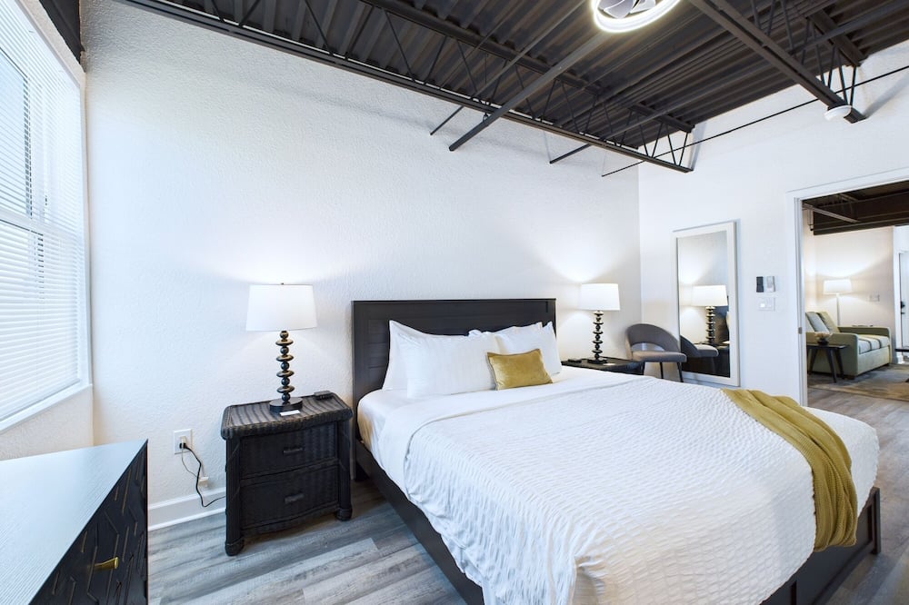 Bright Modern Loft by Port Beaches -unit 206