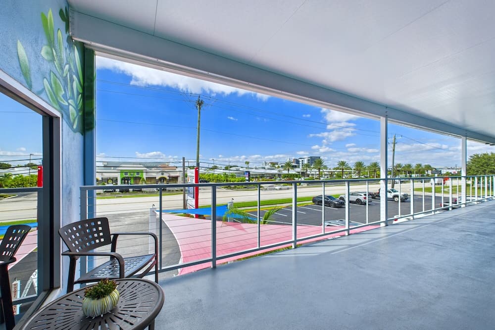 Bright Modern Loft by Port Beaches -unit 206 - Port Canaveral, FL