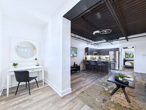 Una cocina moderna con armarios oscuros, una isla central y un refrigerador.