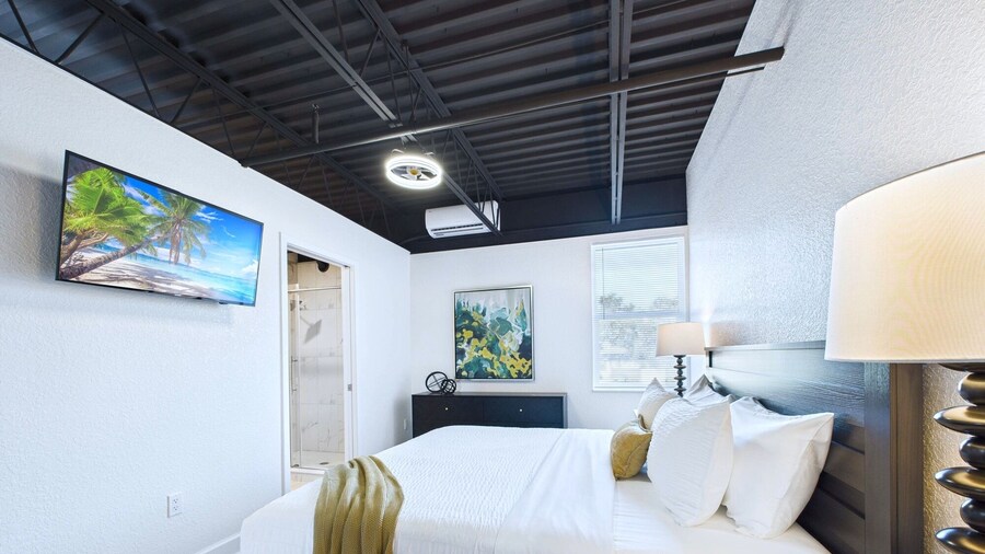 Modern Loft w Launch Views Near Beach -unit 208