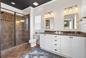 Bathroom - Downtown Wilmington | Walk to Riverwalk & Live Oak (Wilmington)