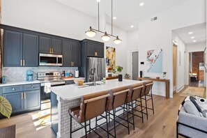 Fridge, microwave, oven, stovetop - OneTreeHill Loft Downtown, Riverwalk, Live Oak (Wilmington)