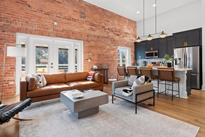 TV, offices - OneTreeHill Loft Downtown, Riverwalk, Live Oak (Wilmington)