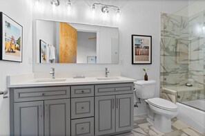 Shower, shampoo - OneTreeHill Loft Downtown, Riverwalk, Live Oak (Wilmington)