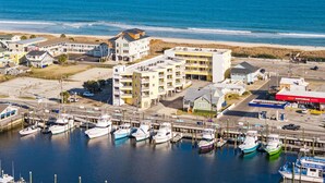 Une ville côtière dotée d’un port de plaisance, de bâtiments et d’une plage.
