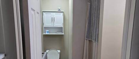 Regadera, toallas, jabón, papel de baño
