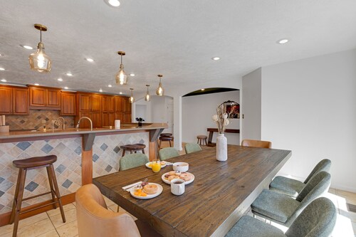 Pool, Hot Tub & Theater Luxury 5BR Terre Haute