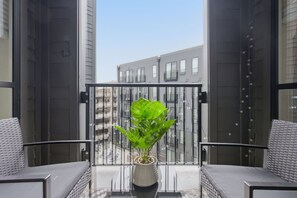 Property grounds - Busch Stadium Apt Free Parking: Gated Luxury (St. Louis)
