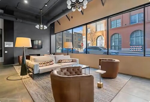 Busch Stadium Apt Free Parking: Gated Luxury