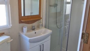 Buồng tắm vòi sen, máy sấy tóc, khăn tắm