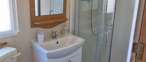 Douche, sĂšche-cheveux, serviettes fournies
