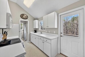 Private kitchen - PRIVATE 15 Acre Equestrian Estate-HORSE ROOM AND BOARD INCLUDED (Windsor)