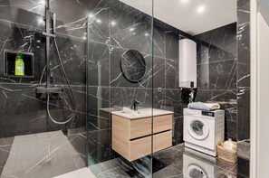 Shower, hair dryer, towels, soap - Ferreol Black & White (Marseille)