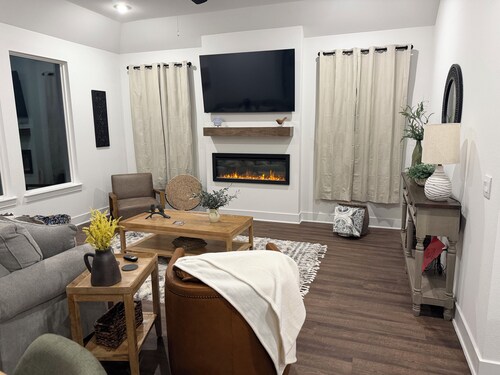 Newly Built 3B/2B home in Goose Creek Village 13 mins from UofA Campus