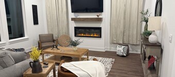 Newly Built 3B/2B home in Goose Creek Village 13 mins from UofA Campus