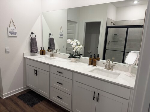 Newly Built 3B/2B home in Goose Creek Village 13 mins from UofA Campus