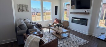 Newly Built 3B/2B home in Goose Creek Village 13 mins from UofA Campus