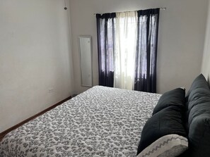 3 chambres, fer et planche à repasser, Wi-Fi, draps fournis