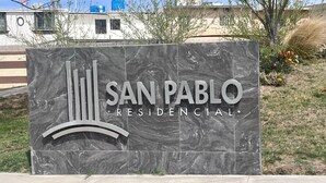 Une enseigne pour le complexe résidentiel San Pablo, avec un design moderne et un logo.