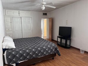 3 chambres, fer et planche à repasser, Wi-Fi, draps fournis