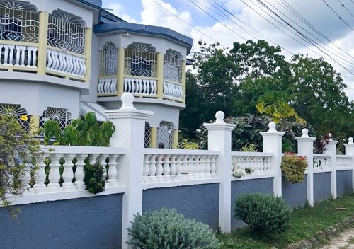2BR apt near beach, river, spa & highway access to Kingston & Mandeville,