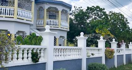 2BR apt near beach, river, spa & highway access to Kingston & Mandeville,