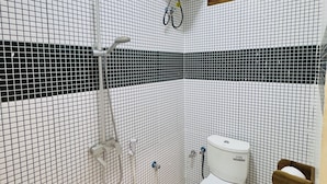 Phòng | Phòng tắm | Dép đi trong nhà, chậu vệ sinh/vòi rửa, khăn tắm, xà phòng