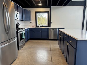 Private kitchen - Drummond Island Hotel & Vacation Homes - Botsford Boathouse (Drummond)