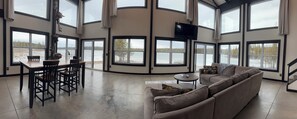 TV - Drummond Island Hotel & Vacation Homes - Botsford Boathouse (Drummond)