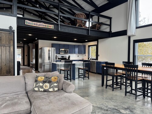 Drummond Island Hotel & Vacation Homes - Botsford Boathouse