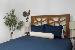 5 makuuhuonetta, työpöytä, silitysrauta/-lauta, vauvan matkasänky