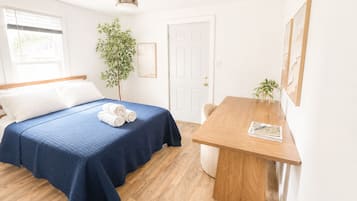 5 soverom, skrivebord, strykejern/-brett og reiseseng for barn
