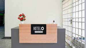 Hotellin vastaanottotiski, jossa on kyltti, josta ilmenee, että hotelli tarjoaa yrityksille suunnattuja palveluita.