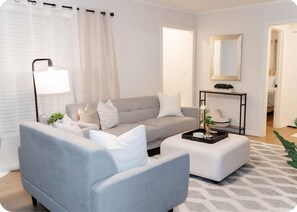 Living area - Cozy Home near airport O’Hare (Des Plaines)