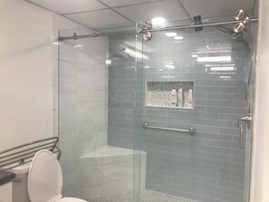 Shower, hair dryer, towels - 2-bedroom apartment in Seapointe Village (Wildwood Crest)
