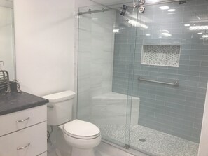 Chuveiro, secador de cabelo, toalhas de banho 