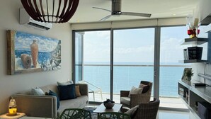 Un soggiorno moderno con un'ampia finestra, un'area pranzo e una ventola a soffitto.