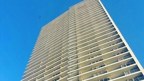 Un edificio alto con numerosi balconi e ampie finestre.