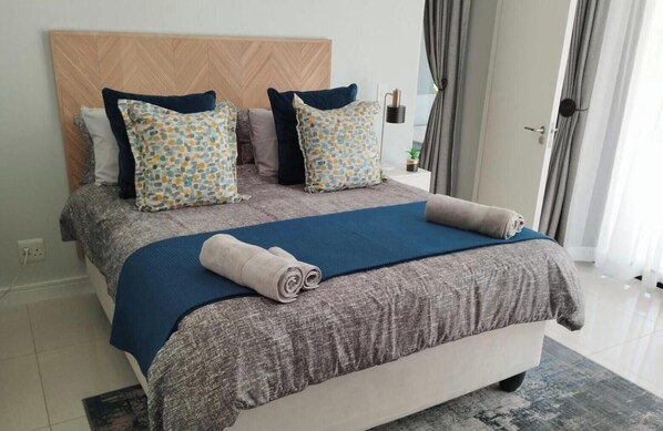 2 bedrooms, iron/ironing board, WiFi, bed sheets - Ellipse Waterfall ~ Power & Water Backup, Free WiFi, next to Mall of Africa (Midrand)