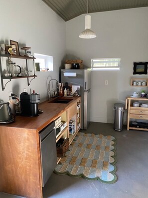 Fridge, microwave, oven, dishwasher - Full Moon Hollow. Open plan studio cabin in tranquil Renick as a perfect getaway (Renick)