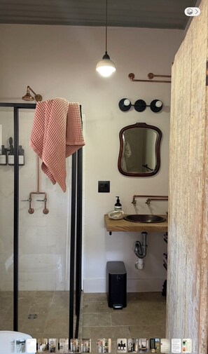 Shower, hair dryer, towels, soap - Full Moon Hollow. Open plan studio cabin in tranquil Renick as a perfect getaway (Renick)