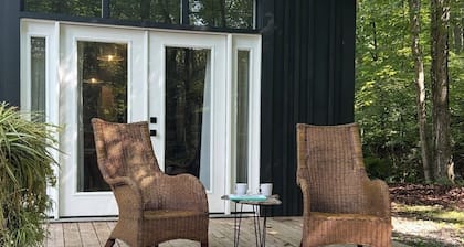 Full Moon Hollow. Open plan studio cabin in tranquil Renick as a perfect getaway