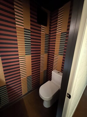Douche, sèche-cheveux, bidet, serviettes fournies
