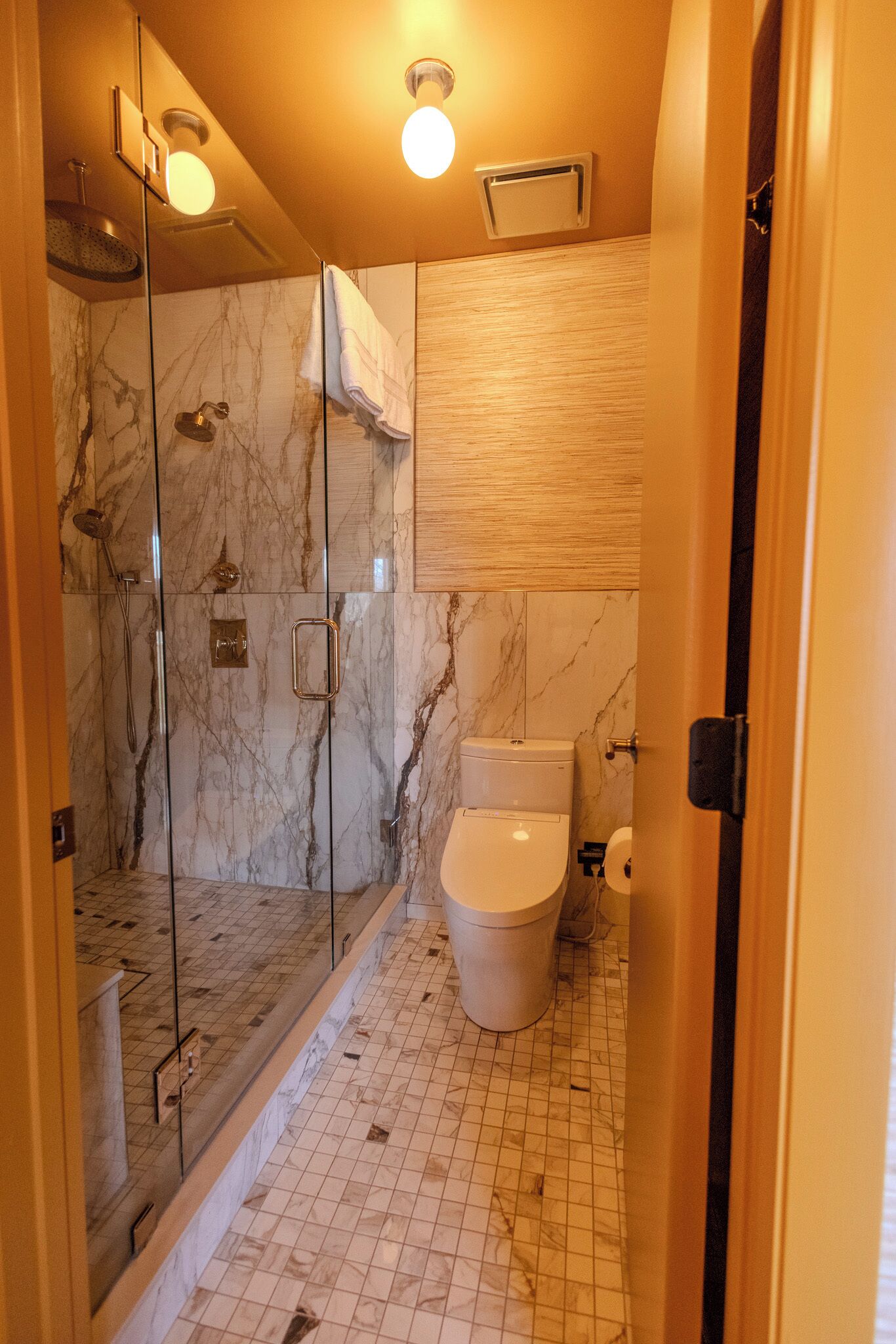 Een douche, een haardroger, een bidet, handdoeken